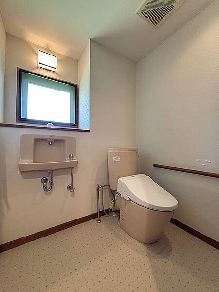 広々としたトイレは手洗い器別のデザインです。便器の交換など、お気軽にご相談ください。