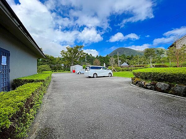 アプローチを進むと平置きの駐車場がございます。区画指定はなく、無料でご利用いただけます。