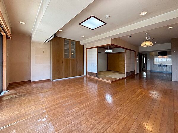別角度から撮影。床も一部劣化が見られる状態です。ご予算に応じたリフォームをご提案させていただきます。