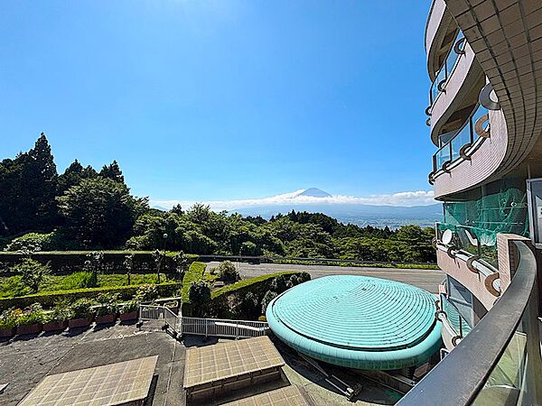 バルコニーからの眺望です。晴れた日には雄大な富士山をご覧いただけます。
