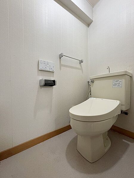 トイレは温水洗浄便座が備わりますが、交換をおすすめいたします。