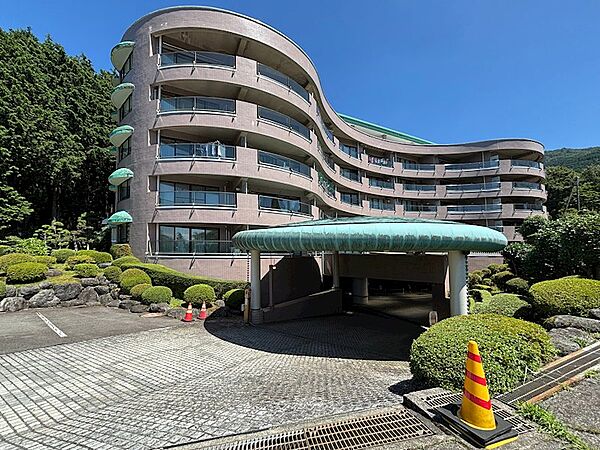 建物の外観は、弧を描いた独特のフォルムが特徴的です。