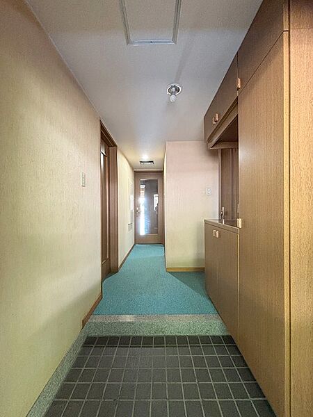 内装は分譲時の仕様です。2026年6月に、上階からの漏水事故があり、一部の内装には染みがございます。