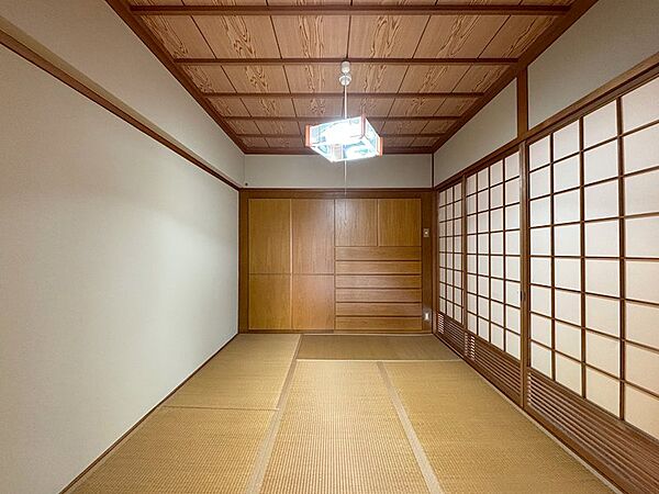 約6帖和室です。襖を開放することで、リビングと一体としてご利用いただけます。