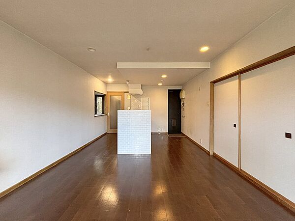 【リビング】キッチンとの間の壁を取り除き、開放感のある広々とした空間になっています。