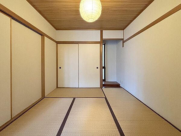 【和室】押入、床の間、通風用の小窓もございます。
