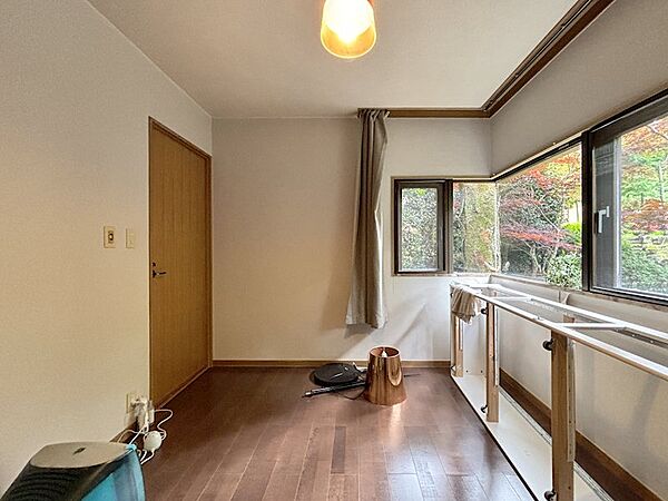 【洋室】自然光が心地よいお部屋です。