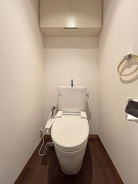 【トイレ】温水洗浄付便座のトイレです。交換のご相談も承ります。