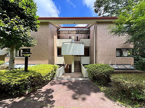 【外観】階段を数段のぼり、お部屋へ向かいます。
