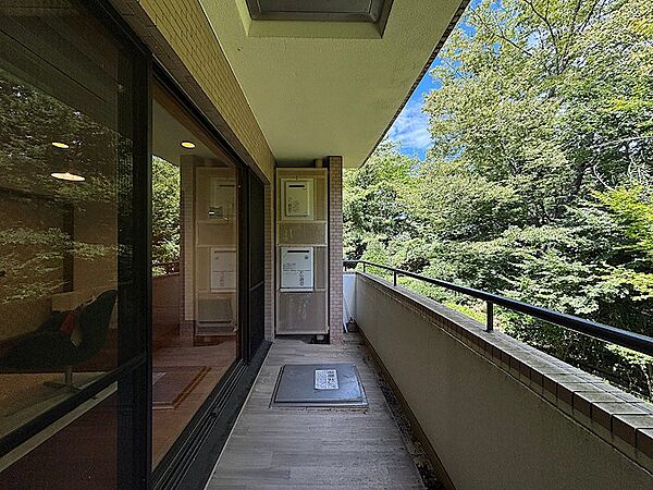 バルコニーは北東向き、7.58m2です。