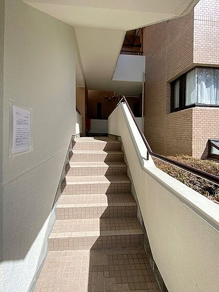 お部屋は2階です。6段の階段を上ります。