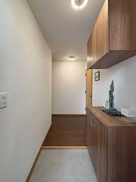 室内は前オーナー様によるリフォームにて大変綺麗な状態です。下駄箱もモダンなデザインに変更されました。