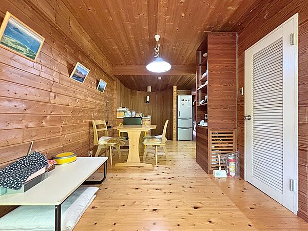 【ダイニング】別角度からのお写真です。山小屋のような落ち着く空間となっています。