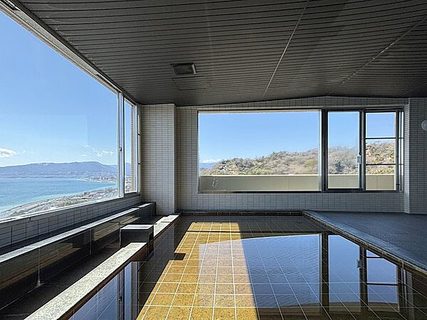 相模湾を一望する至福。自家源泉の天然温泉とパノラマビューが、心ゆくまで日々を癒します。