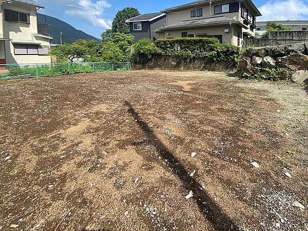 フラットです。