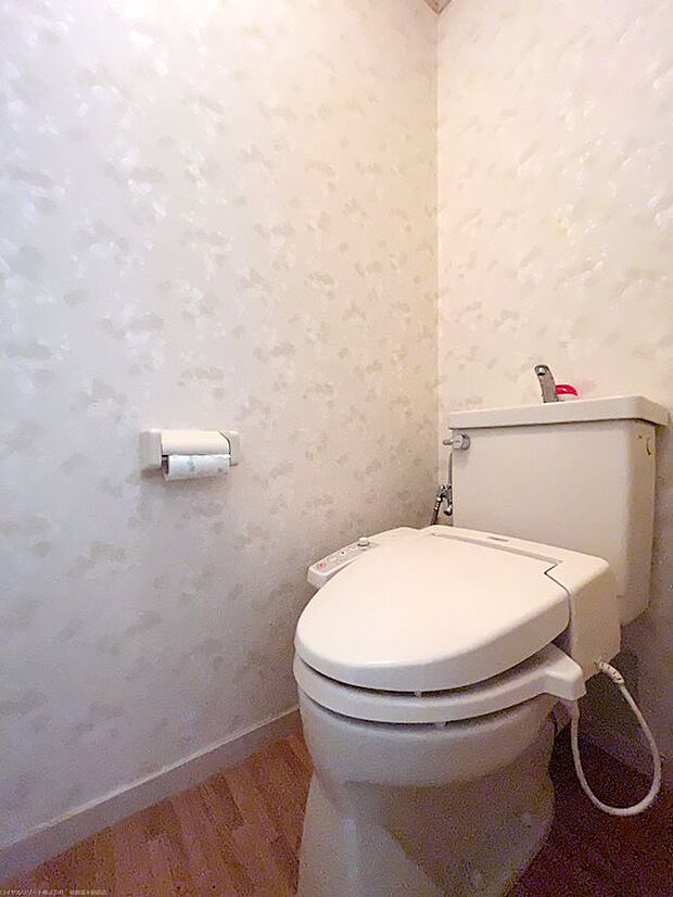 トイレです。白を基調とした比較的綺麗な印象です。