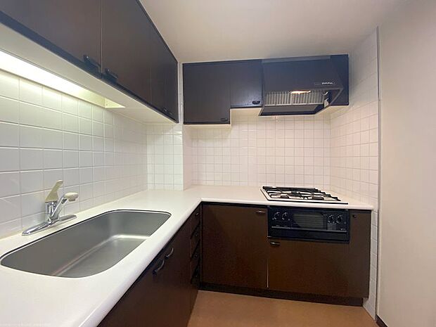 キッチンは作業スペースが広く、使い勝手が良さそうです。