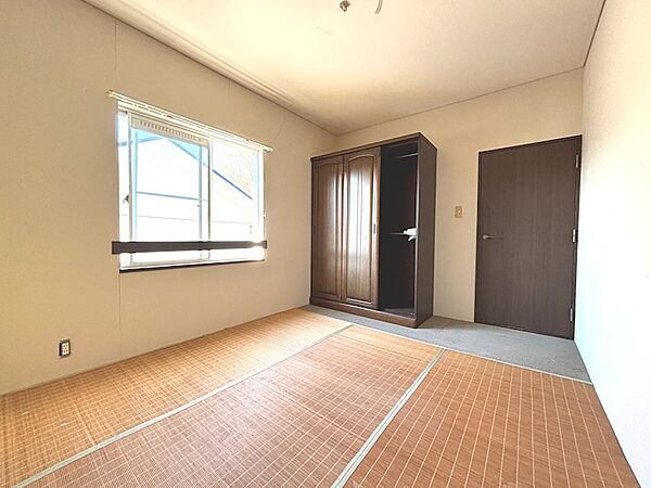 ≪2階洋室≫2面採光で日当たりがよく明るい居室です