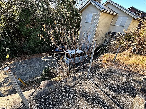≪駐車場つきあたり≫擁壁がなく崖となっております