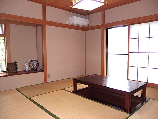 【和室】8帖の和室に床の間と出窓があります。