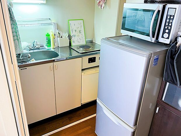【キッチン】コンパクトなキッチン。扉で隠すことできます。コンロは電熱器1口。