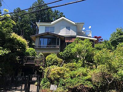 外観:【外観】緑に囲まれた二階建ての物件です。 外観:【外観】緑に囲まれた二階建ての物件です。