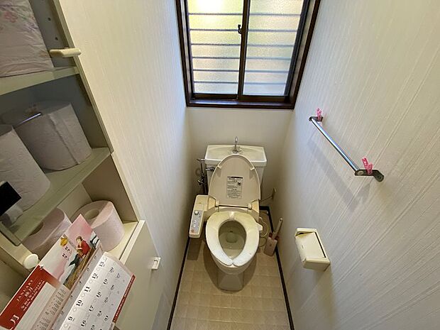 【1階トイレ】収納スペースが多めのトイレです。