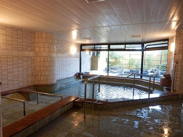 【温泉大浴場】当マンションは鉱泉地も所有し、豊富な湯量を誇る温泉大浴場です。