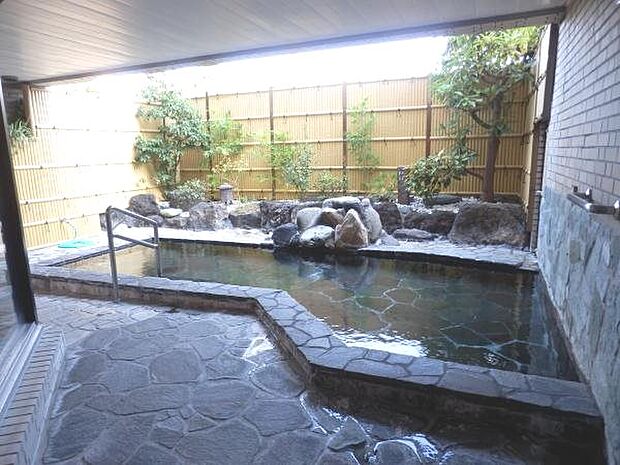 【温泉露天風呂】とても開放的な温泉露天風呂ですよ。