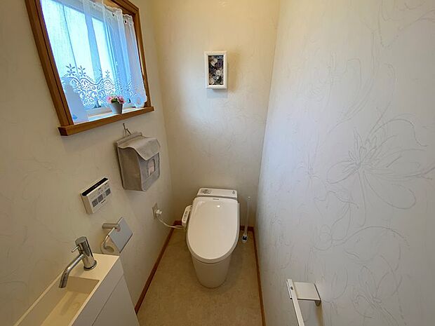 【2階トイレ】ウォシュレットと洗面台付きのトイレです。