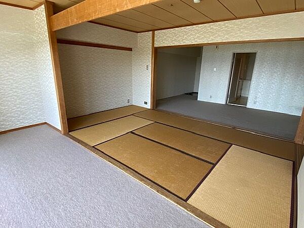 【縁側】暖かい日差しが差し込みます