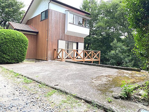 【駐車場】建物東側にあります