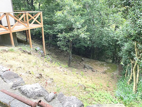 【庭】敷地に傾斜があります