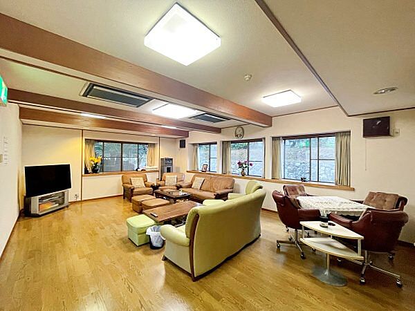 ≪LDK≫　間口が広く室内の日当たりは良好です。