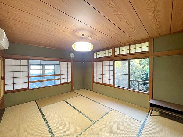 ≪和室≫　階段から上がってすぐの10帖和室。収納も豊富です。