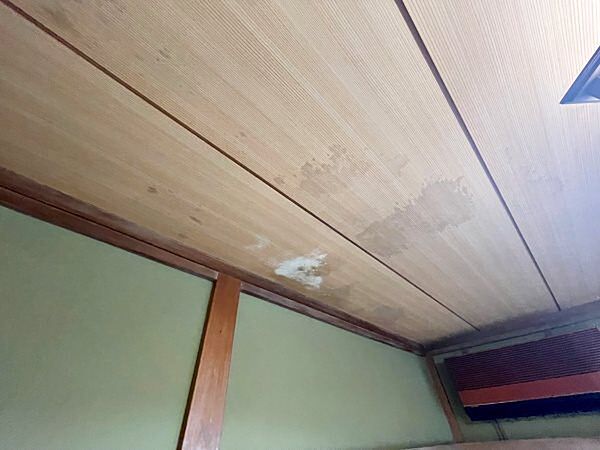 ≪和室≫　こちらの天井には雨漏り跡が数ヶ所あります。