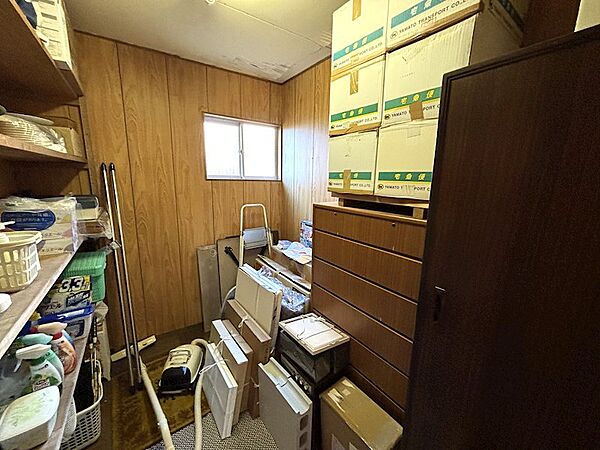 《納戸》書斎としてもご利用いただけます