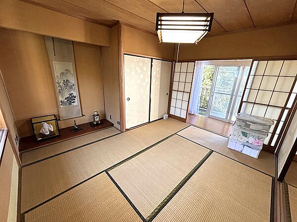 《2階和室》こちらは床の間があります