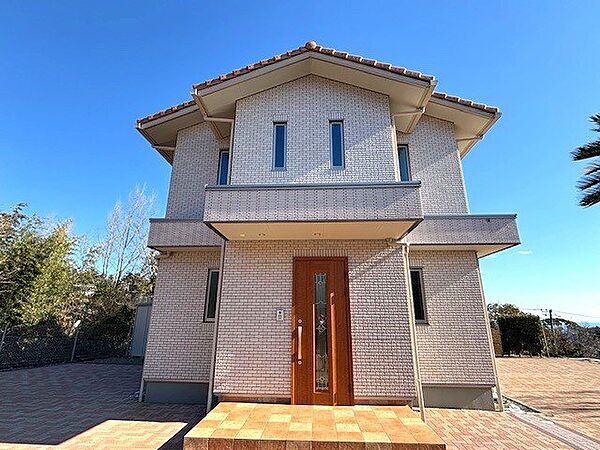【建物外観】玄関側からの写真です