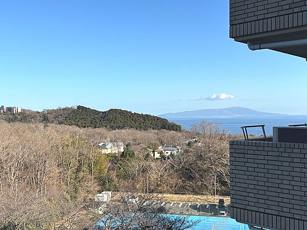 【バルコニーからの眺望（1）】伊豆大島が一望できます