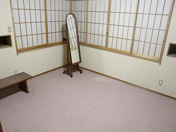 こちらは約6帖の洋室です。