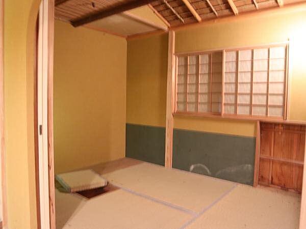 雰囲気のある本格的な茶室です。　