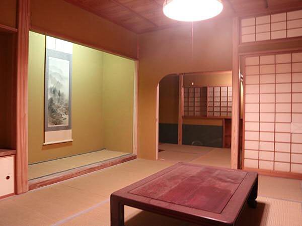 北東側にある8帖和室。奥には茶室があります。　