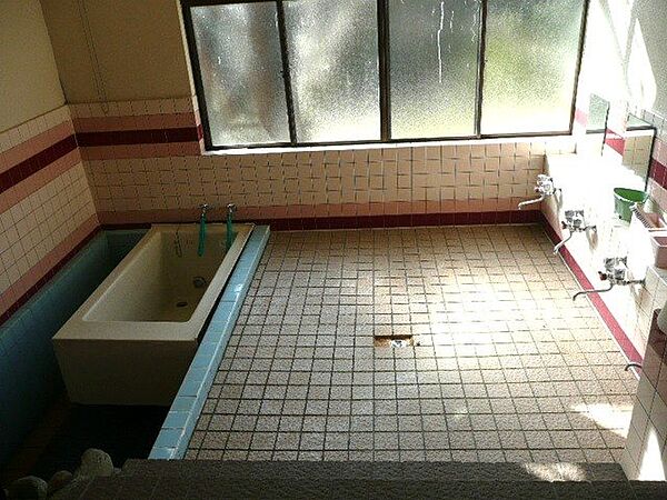 浴室にも日差しが差し込みます