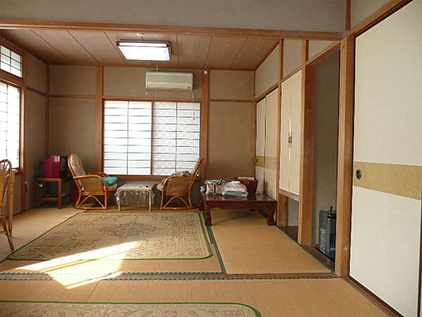 母屋の1階8帖つなぎ部屋居室スペースとして十分の広さと思います。