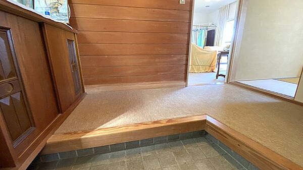 【玄関ホール】落ち着いた雰囲気です