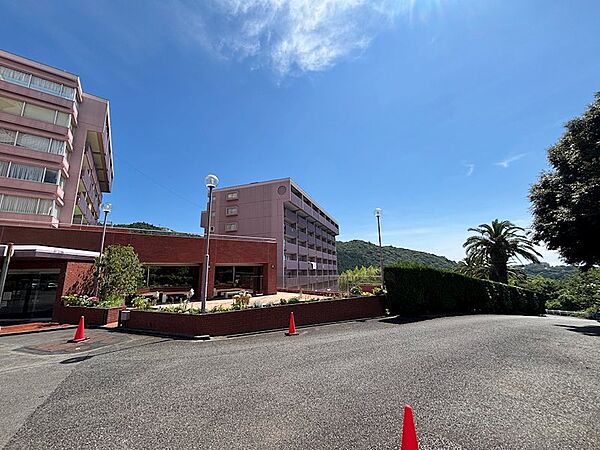 【車寄せ】エントランス前まで車を寄せられます