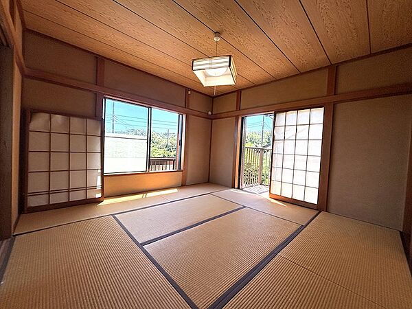 【2階和室】角部屋ですので二面採光で陽当たり良好です。