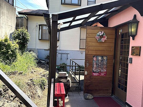 【玄関】外側から見た玄関です