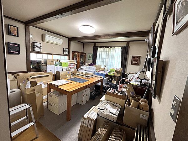 【洋室】二面採光でとても明るいです
